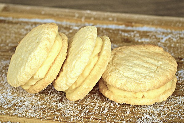 Biscuiți din cocos cu cremă de vanilie (low carb)
