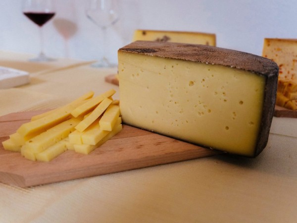 Brânză maturată cu vin roșu (0.25 kg)