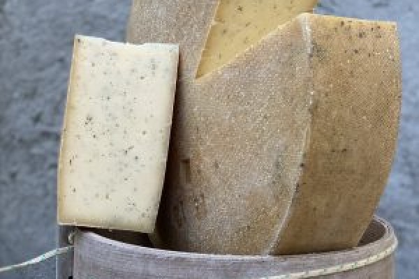 Brânză maturată cu ierburi provensale