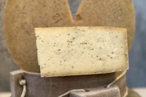 Brânză Maturată cu ierburi secuiești